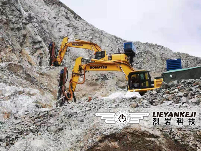 露天礦石太硬打不動(dòng)？試試這款機(jī)載式巖石劈裂機(jī) 產(chǎn)量輕松上千方