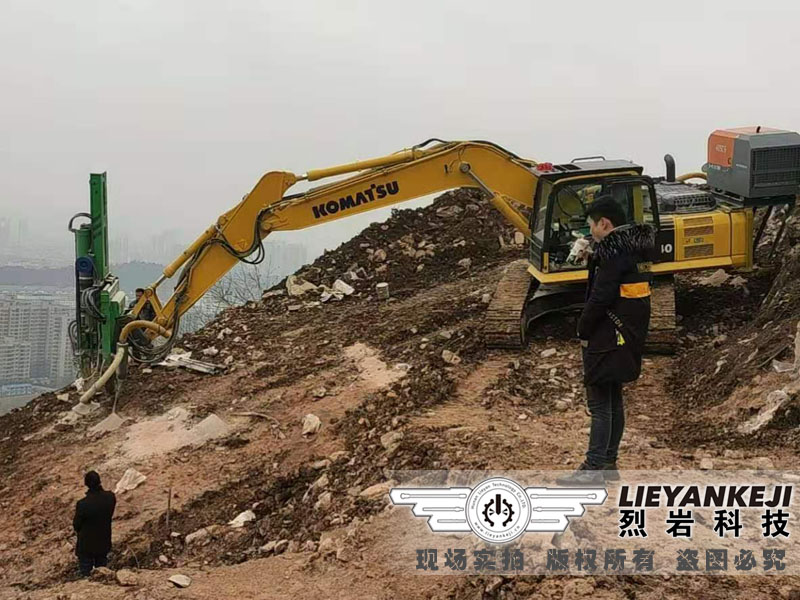 液壓裂石器免爆破采石機械設(shè)備-代替?zhèn)鹘y(tǒng)爆破 移除擋路巨石 液壓裂石器免爆破采石機械設(shè)備-代替?zhèn)鹘y(tǒng)爆破 移除擋路巨石