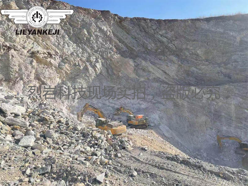 機(jī)載式液壓劈裂機(jī)在湖北應(yīng)用于礦山開采