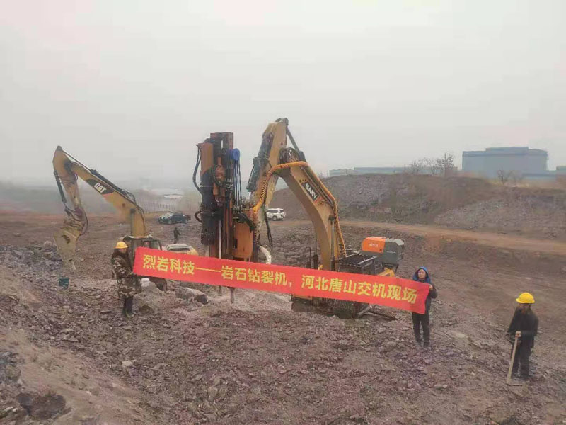 大型液壓劈裂機(jī)應(yīng)用于河北唐山河道開(kāi)挖