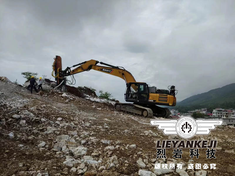 機(jī)載式液壓劈裂機(jī)應(yīng)用于礦山建設(shè)